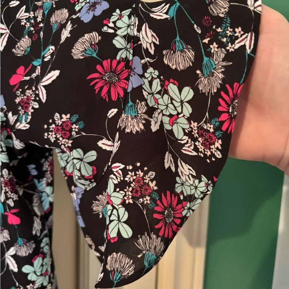 Floral Ruffle Sleeve Blouse - Picture 2 of 4